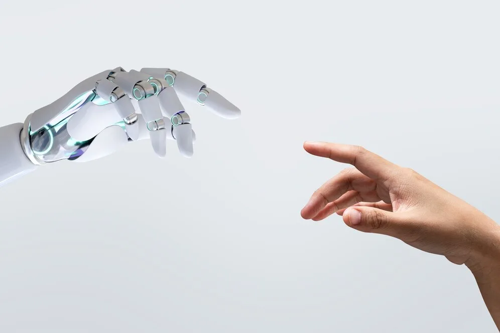 Mão robótica e mão humana se aproximando